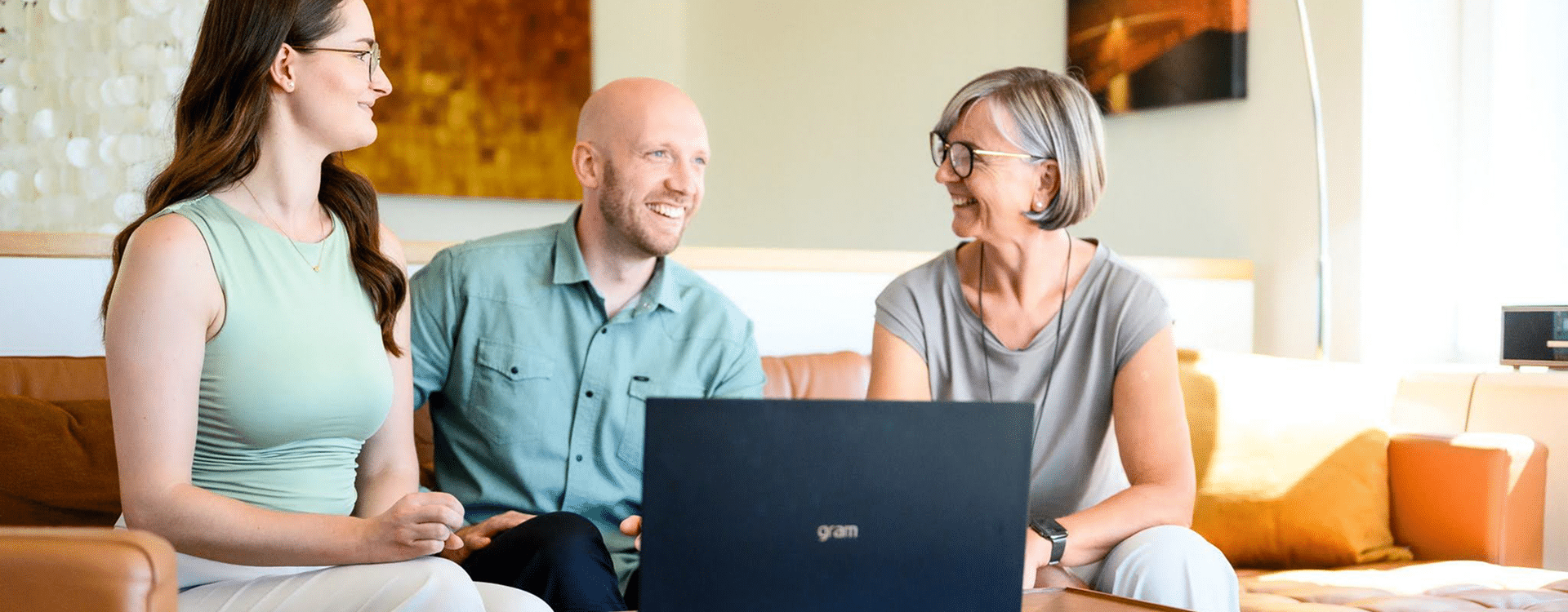 Das Team von Cornelia Rönisch Immobilien im Beratungsgespräch am Laptop