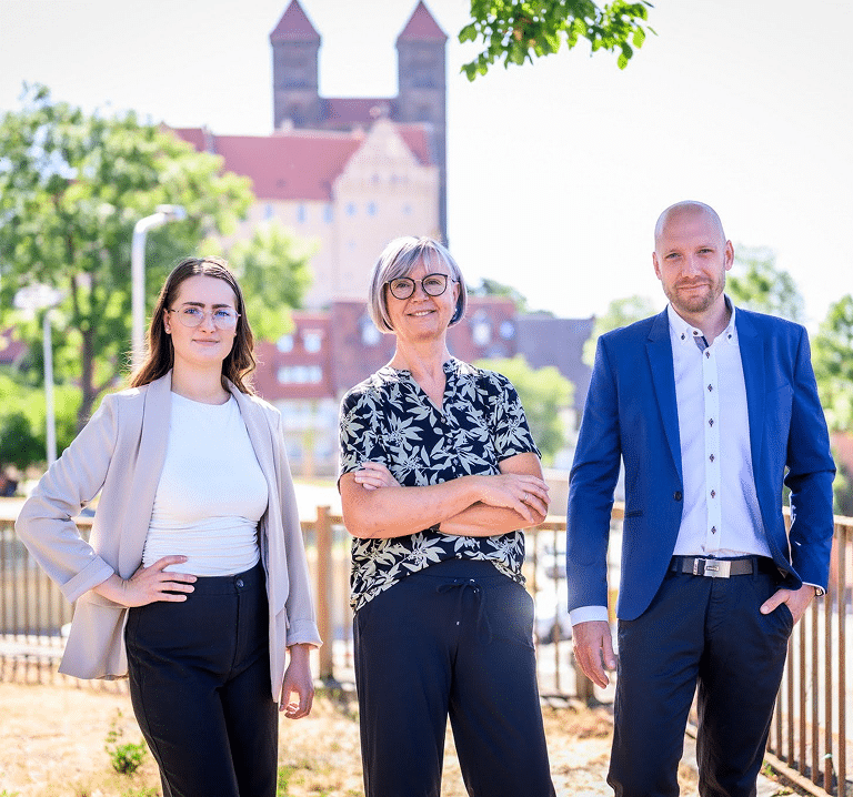 Das Team von Cornelia Rönisch Immobilien vor Schloss und Stiftskirche in Quedlinburg