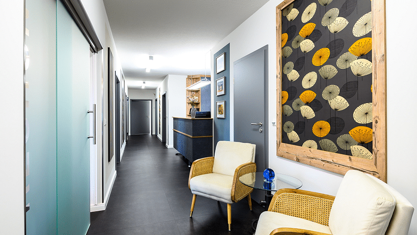 Flur mit Wartebereich im Büro von Cornelia Rönisch Immobilien in Quedlinburg