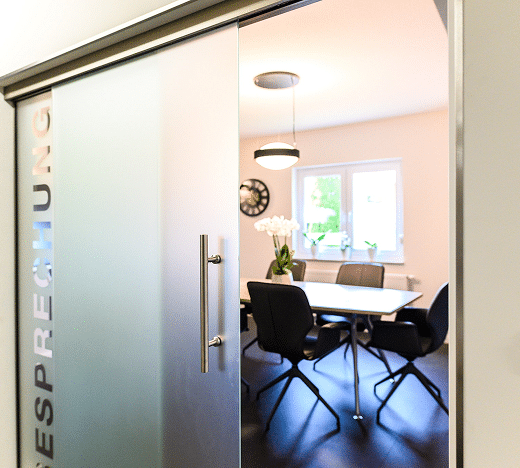 Glastür mit der Aufschrift Besprechung im Büro von Cornelia Rönisch Immobilien